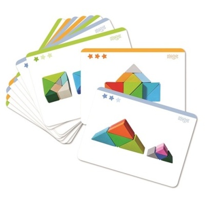 Cartas com figuras geométricas coloridas feitas com blocos de madeira