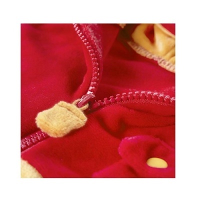 Fecho de correr rosa com puxador amarelo em casaco vermelho com botão amarelo e tecido amarelo na gola