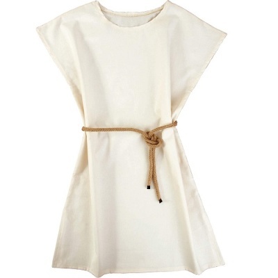 Vestido branco curto com cinto de corda na cintura