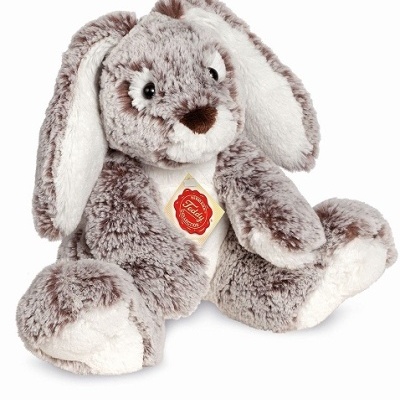 Pelúcia de coelho cinzento e branco com etiqueta vermelha no peito