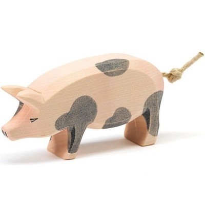 Porco de madeira pintado com manchas cinzentas e rabinho de corda