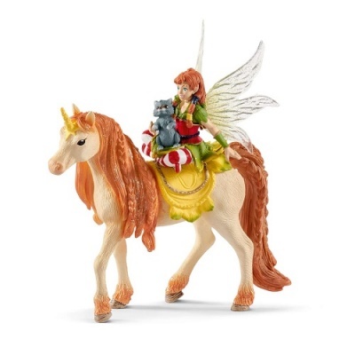 Figura decorativa de fada num unicórnio branco com crina laranja e um gato cinza