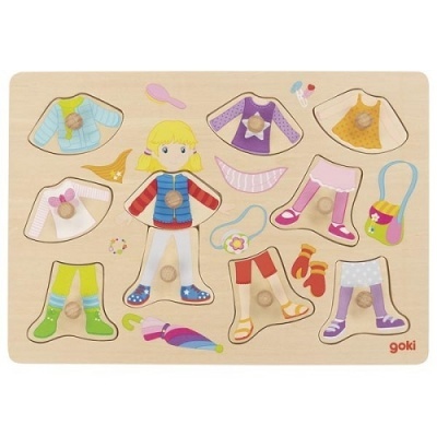 Puzzle de madeira com peça principal de menina e várias roupas e acessórios coloridos