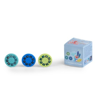 Três carretéis coloridos com ícones ao lado de uma caixa azul com ilustrações marinhas