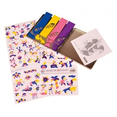 Marcadores de livros coloridos, folhas decorativas e caixa metálica com cartão