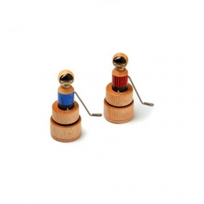 Dois moedores manuais de madeira com figuras decorativas azul e vermelha