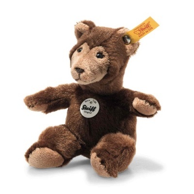 Urso de peluche castanho com etiquetas Steiff numa superfície branca