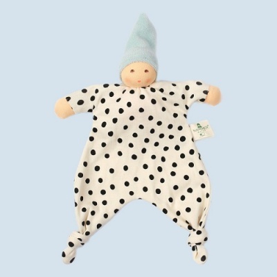 Boneco de pano macio com roupa branca de bolinhas pretas e chapéu azul claro