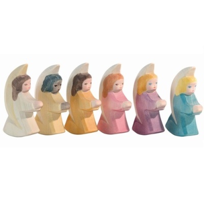 Seis figuras de anjos de madeira pintada em várias cores em fila.