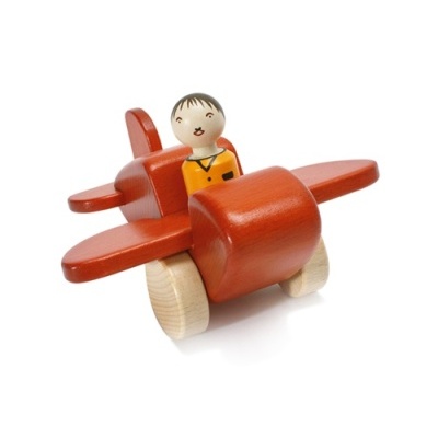 Brinquedo de avião em madeira vermelho com figura humana pendurada.