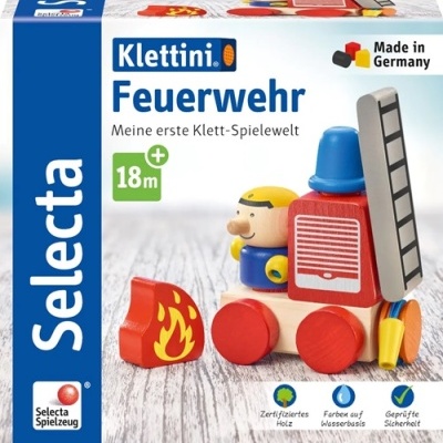 Embalagem de brinquedo infantil Klettini Feuerwehr com carro de bombeiros de madeira e boneco colorido.