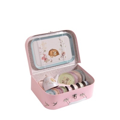 Conjunto de chá em estojo rosa com caneca branca e artigos de cerâmica decorados