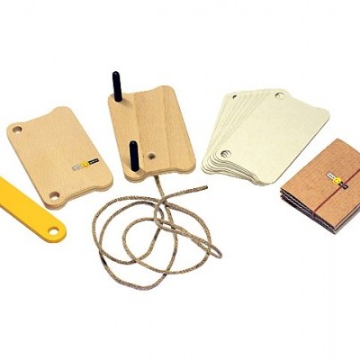 Etiquetas e acessórios em cartão reciclado com corda e peça amarela em fundo branco