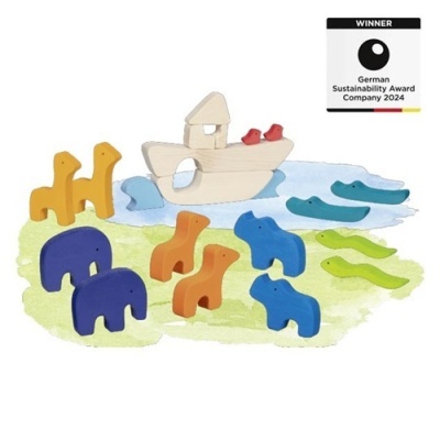 Brinquedos de madeira coloridos com animais e barco com selo de prémio de sustentabilidade