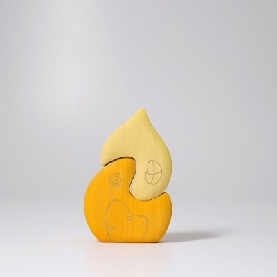 Escultura abstrata em madeira amarela clara e laranja com desenhos gravados