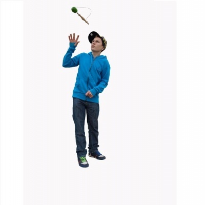 Rapaz em roupa casual azul a brincar com brinquedo de bola e corda