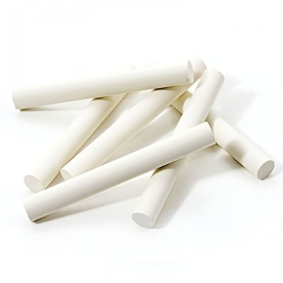 Giz branco cilíndrico empilhado sobre superfície branca