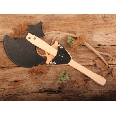 Machado pequeno com lâmina preta e cabo de madeira claro sobre superfície de madeira com folhas secas.