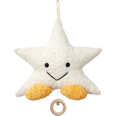 Pelúcia estrela branca com olhos e boca pretos e pés amarelos, com anel de madeira