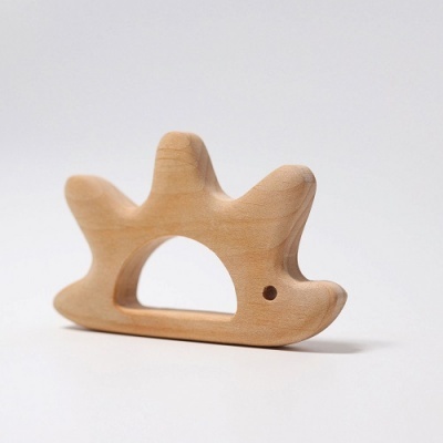 Brinquedo de madeira clara com forma arredondada e ondulada