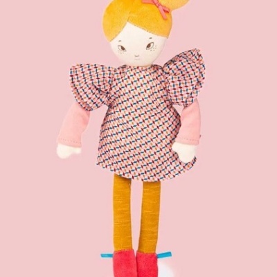 Boneca de tecido com vestido colorido e cabelo amarelo