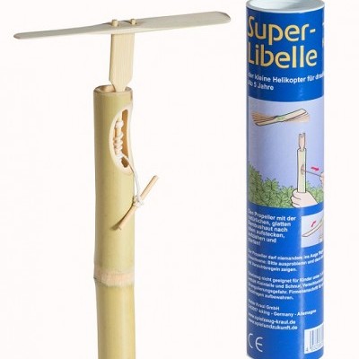 brinquedo helicóptero de madeira clara com embalagem azul Super-Libelle