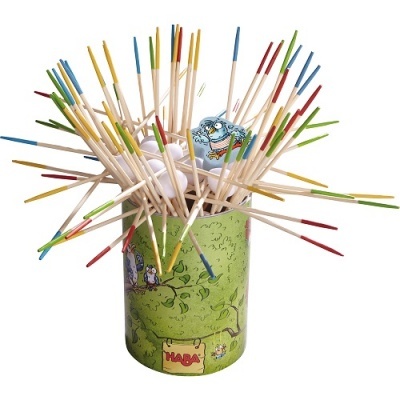 Jogo de palitos coloridos numa embalagem verde decorada com ilustrações e logótipo HABA