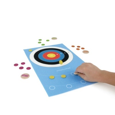 Jogo de pontaria com alvo colorido e fichas de madeira sobre base azul
