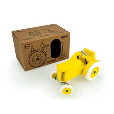 Trator de brinquedo amarelo com embalagem castanha KOVAP