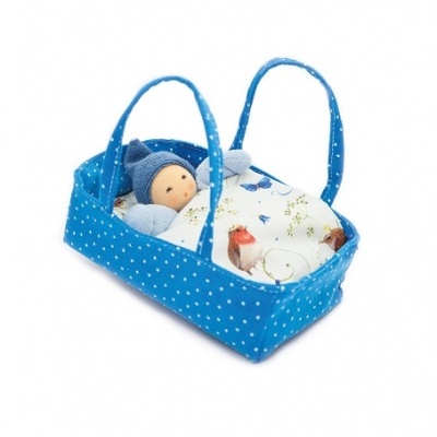 Berço portátil azul com boneco de pelúcia e almofada estampada