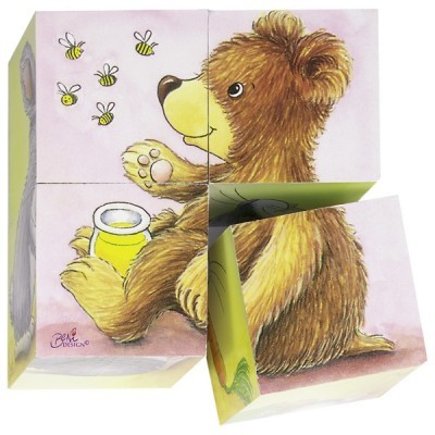 Cubos de madeira com desenho de urso e abelhas