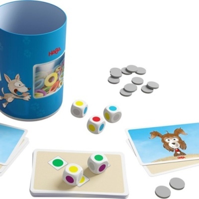 Jogo de tabuleiro infantil com dados, cartas e suporte azul com desenho de cão