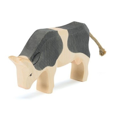 Figura de vaca de madeira pintada a preto e natural com cauda de corda