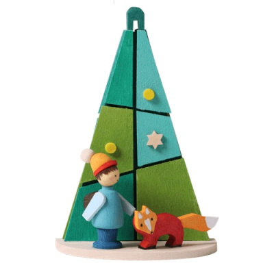 Figuras de madeira de criança, raposa e árvore de Natal decorada