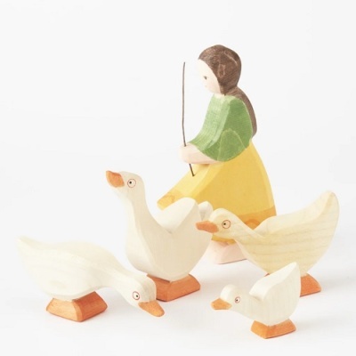 Figuras de madeira pintadas de mulher com gansos