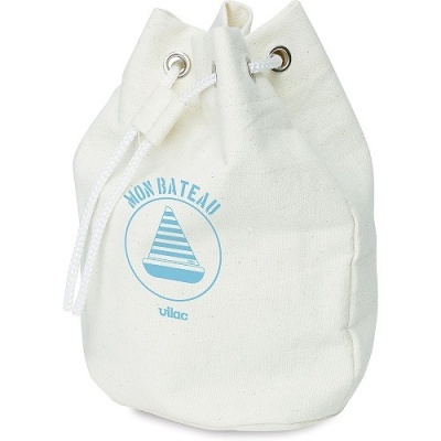 Saco de tecido branco com bordado azul de barco e texto