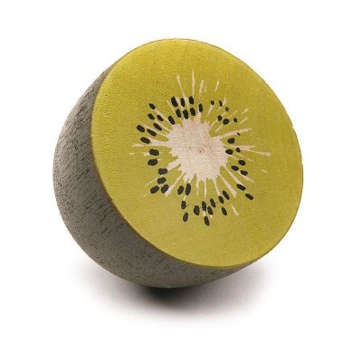 Meio kiwi artificial em fundo branco