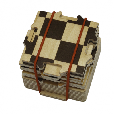 Peças de puzzle de madeira com padrão de tabuleiro de xadrez com borrachas avermelhadas.