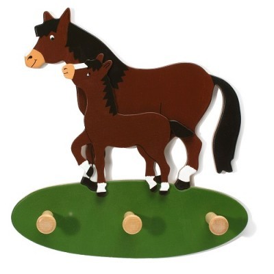 Cabide de parede em madeira com design de dois cavalos castanhos sobre base verde com três ganchos de madeira