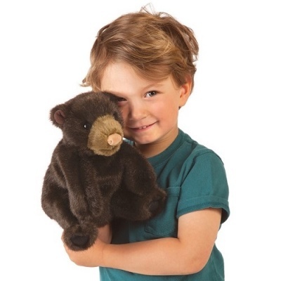 Criança com ursinho de peluche castanho escuro