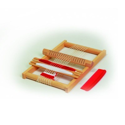 Telares de madeira com linhas brancas e vermelhas e ferramentas de tecelagem vermelhas.