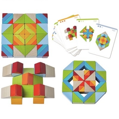 Blocos de madeira coloridos e cartas com instruções para montagem de padrões géometricos