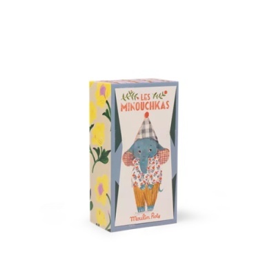 Embalagem ilustrada com elefante vestido e texto LES MINOUCHKAS