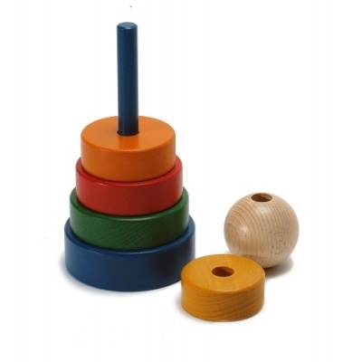 Brinquedo empilhável em madeira com anéis coloridos e esfera natural