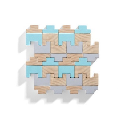 Peças de madeira entrelaçadas azul claro, cinza e natural com padrão geométrico