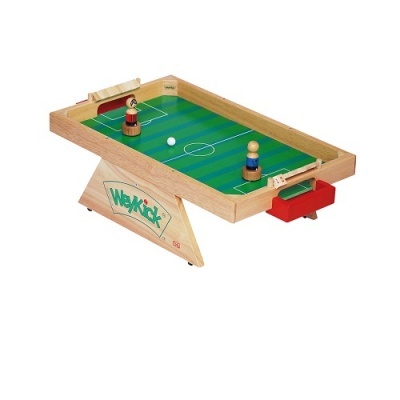 Jogo de futebol de mesa de madeira com dois bonecos e bola branca