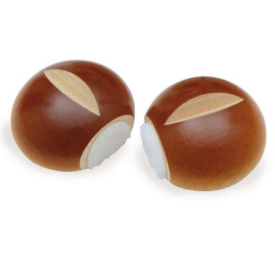 Dois castanhos da índia cortados ao meio com casca marrom e interior branco