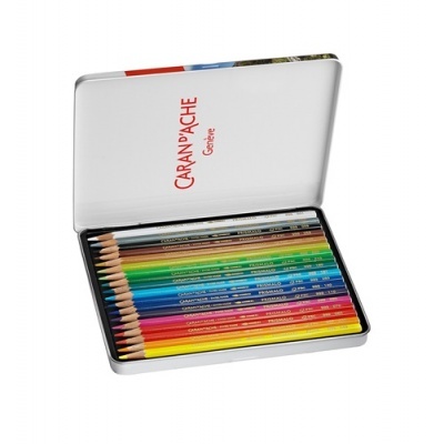 Estojo metálico branco aberto com 12 lápis de cor Caran d'Ache em fila organizada.