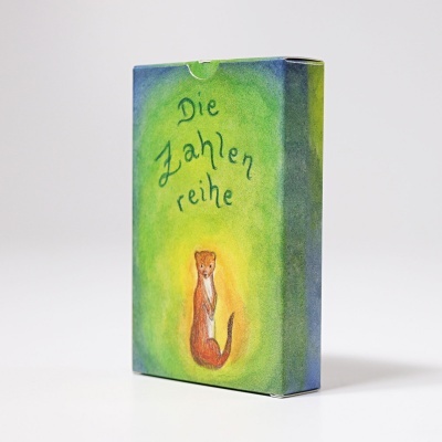 Caixa de papel colorida com desenho de animal e texto em alemão