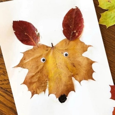 Rosto de animal feito com folhas secas coladas em papel branco